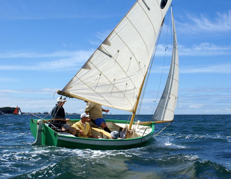 Zeilboot die overstag gaat, met de giek die overzwaait